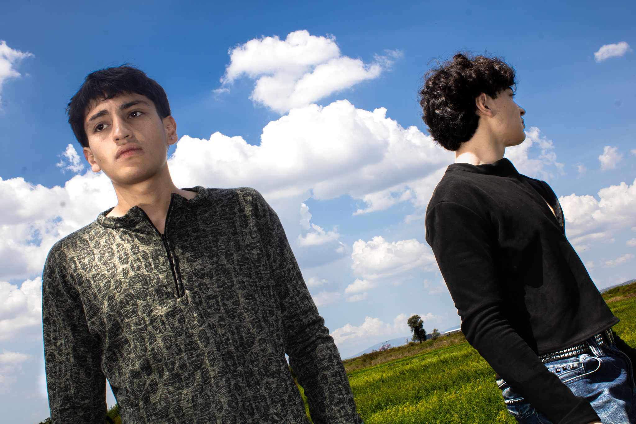 Dos modelos con prendas de anarchyvision en un paisaje abierto